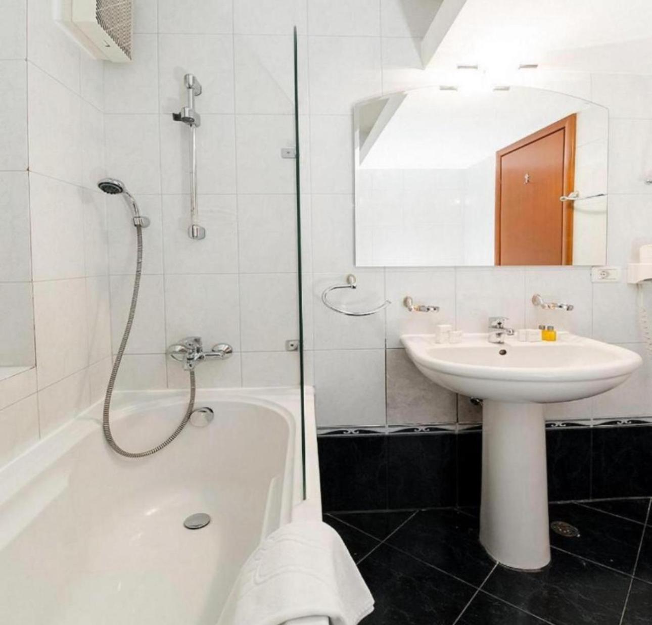 Pension De Lux Koenigsbrunn Luaran gambar
